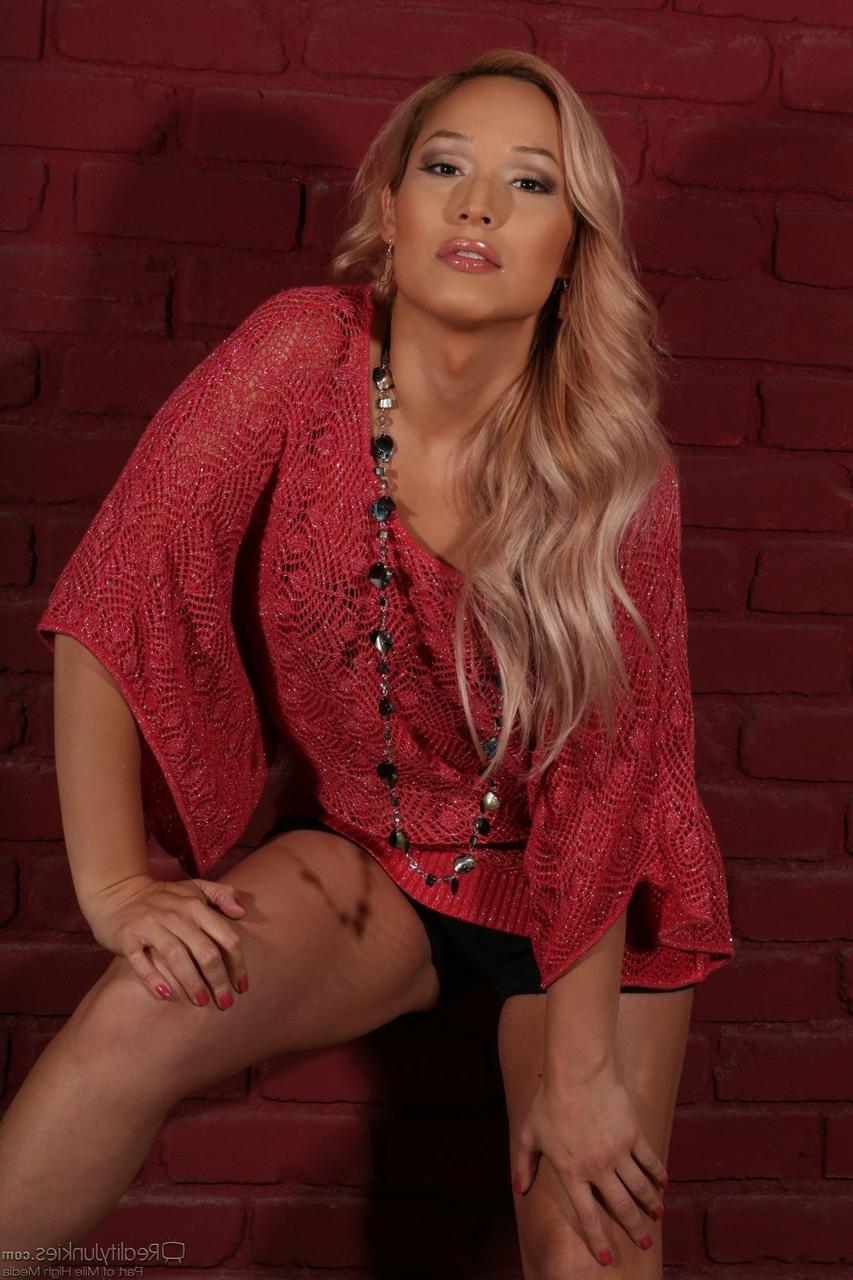 20P A atraente travesti Khloe Hart tira a calcinha vermelha e mostra seu pequeno pau