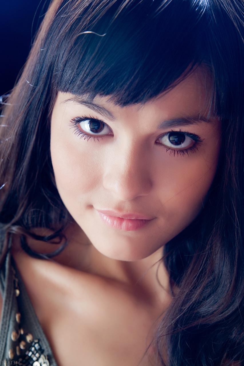 20P La seductora Shereen A se desnuda y muestra su atractivo coño de cerca