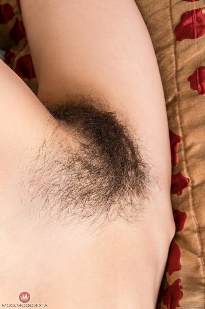 20P A morena Liza James faz poses nuas espetaculares para mostrar sua buceta peluda