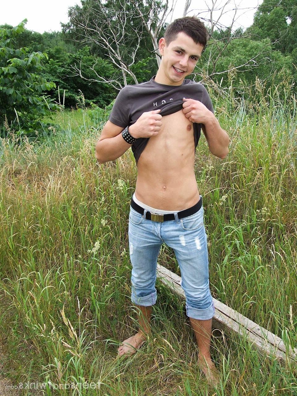 20P Twink magro fica completamente nu e brinca com seu pau ao ar livre