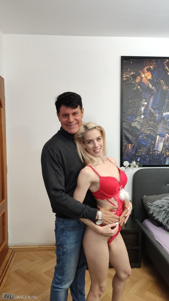 20P Pornostar mit schönem Körper Nesty zieht sich aus, masturbiert und spritzt über das ganze Bett