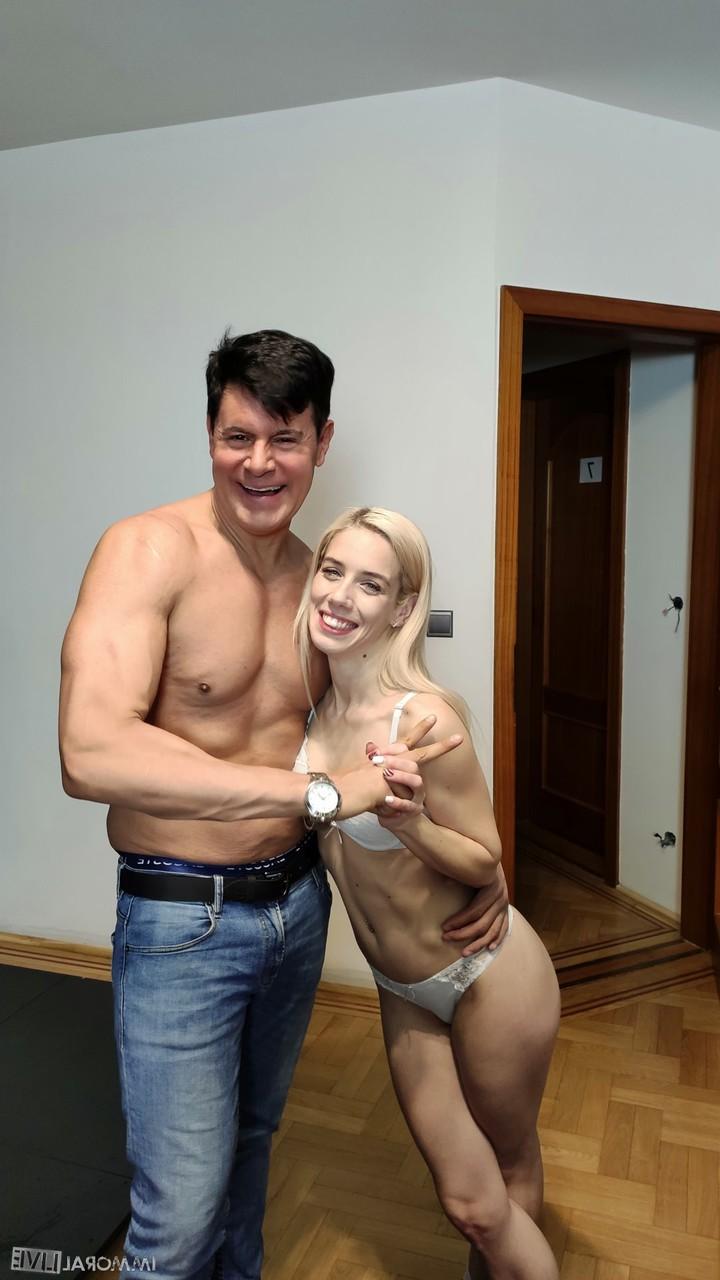 20P Pornostar mit schönem Körper Nesty zieht sich aus, masturbiert und spritzt über das ganze Bett