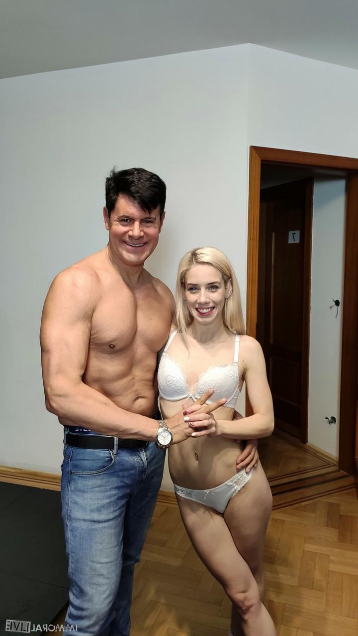 20P Pornostar mit schönem Körper Nesty zieht sich aus, masturbiert und spritzt über das ganze Bett