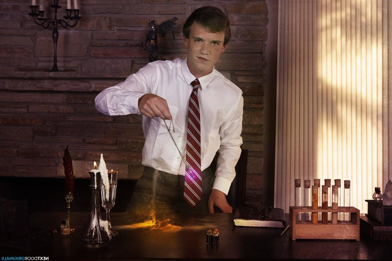20P Der Hengst Roman Todd fickt nach dem Unterricht seinen sexy tätowierten Professor Collin Simpson