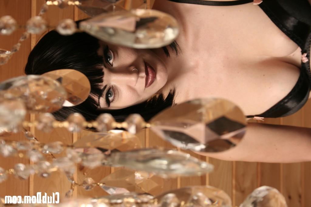 20P La domme coquine Jean Bardot tourmente la bite de sa grosse esclave sexuelle sur une table de billard