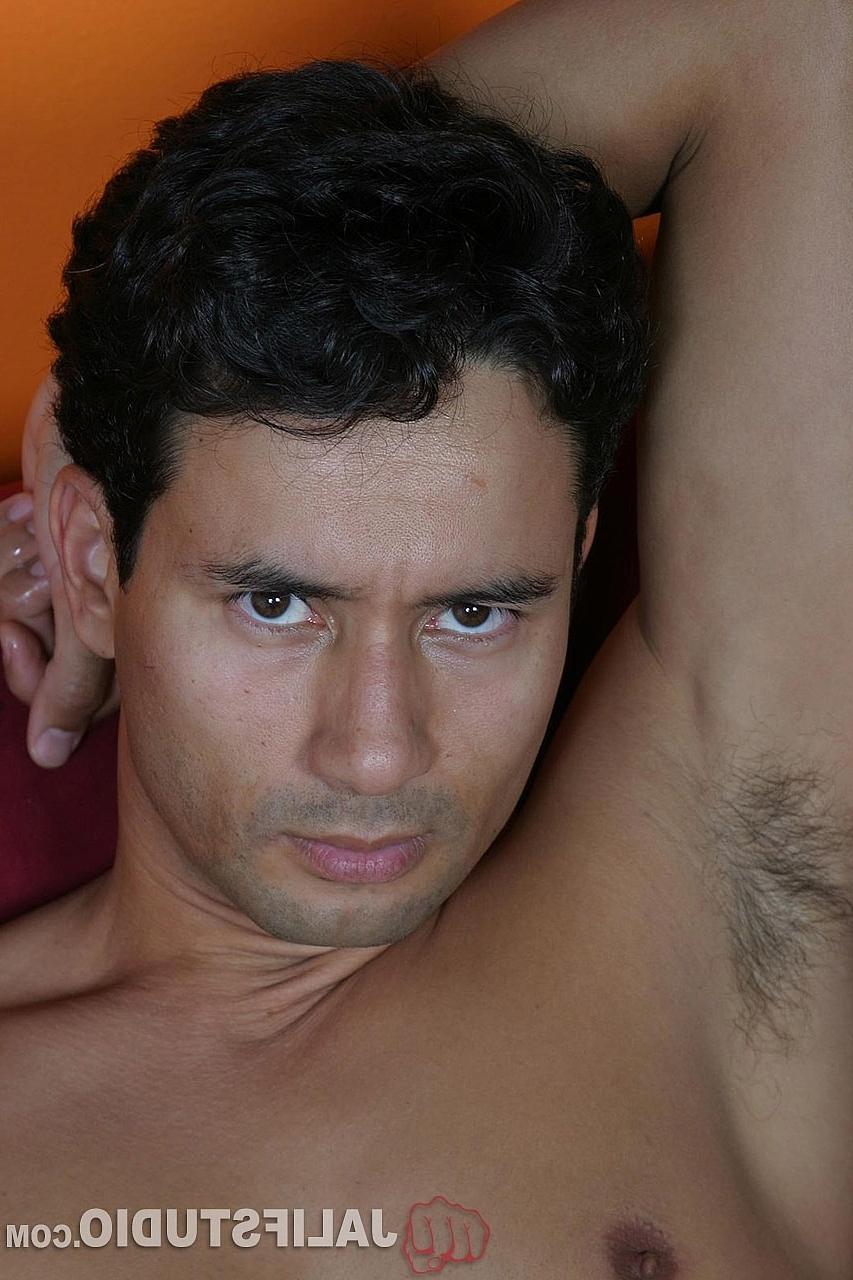 20P La grande blonde gay Hytch Cawke frappe le latino Gabriel Dalessandro dans le cul