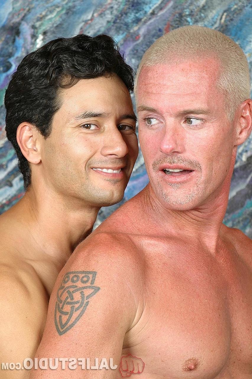 20P La grande blonde gay Hytch Cawke frappe le latino Gabriel Dalessandro dans le cul