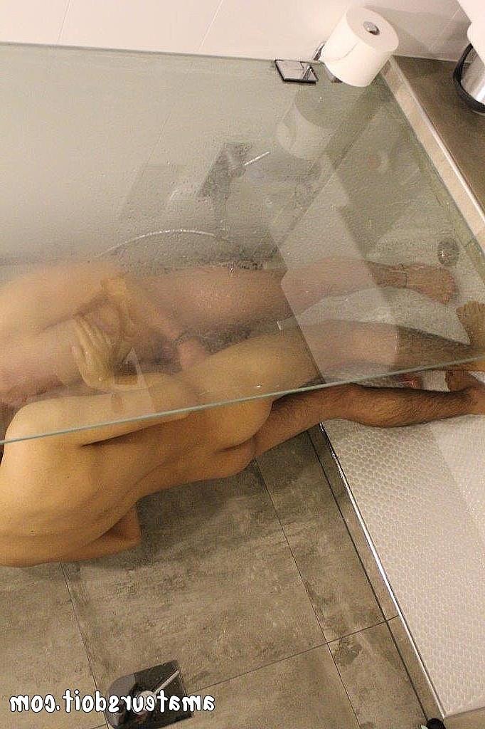 20P Die schwulen Männer Alehandro Caliente und Timothy Teaser haben Analsex im Badezimmer