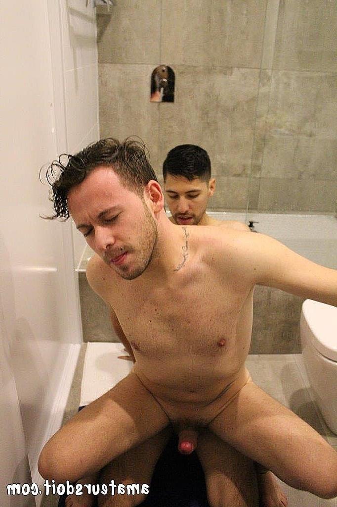 20P Die schwulen Männer Alehandro Caliente und Timothy Teaser haben Analsex im Badezimmer