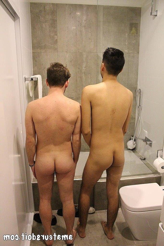 20P Die schwulen Männer Alehandro Caliente und Timothy Teaser haben Analsex im Badezimmer