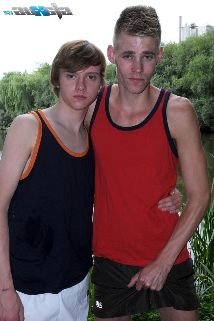 20P Blake Hanson et Lewis Taylor, colocataires gays maigres, baisent en plein air