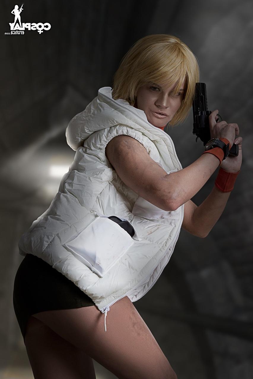 12P Cosplayer uncovers her perky tits before pinching a nipple
