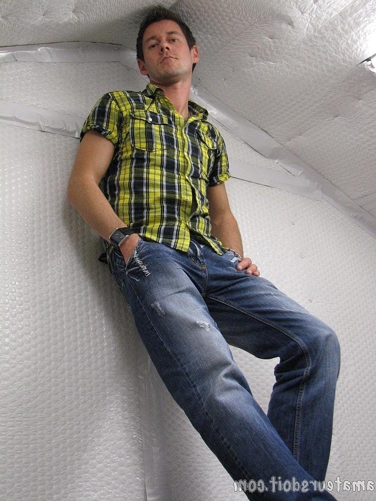 20P Gay amador Nick Alarse tira a camisa e a calça jeans e se masturba