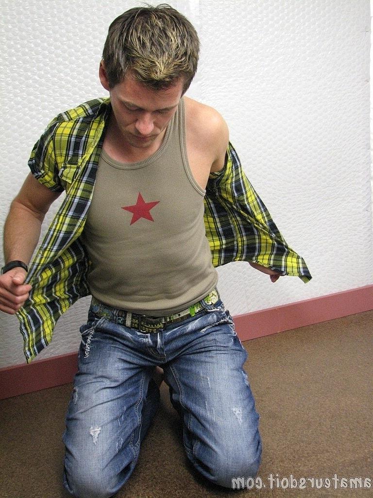 20P Gay amador Nick Alarse tira a camisa e a calça jeans e se masturba