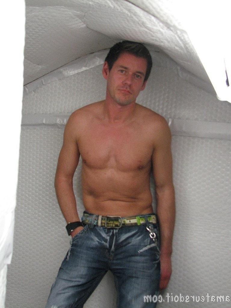 20P Gay amador Nick Alarse tira a camisa e a calça jeans e se masturba