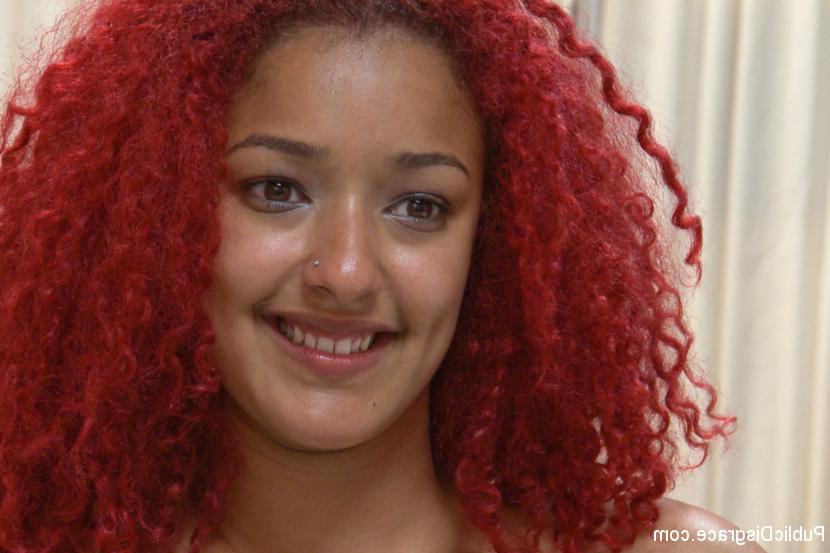 14P Uma rapariga negra com cabelo ruivo e crespo, Daisy Ducati, é alvo de gangbang num ambiente público.