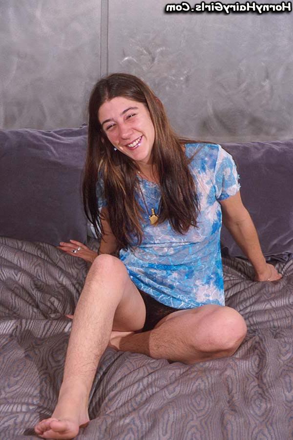 20P La guapa amateur jasmyne muestra su coñito peludo en la cama
