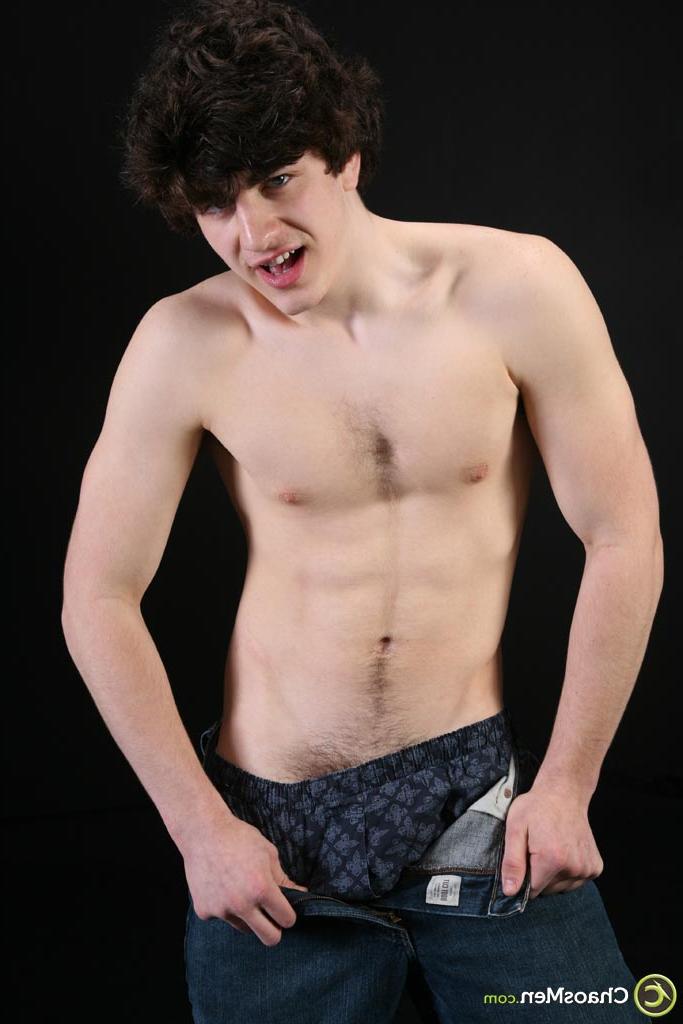 20P Ziggy, mec gay sexy, montre sa grosse bite et pose nu en solo