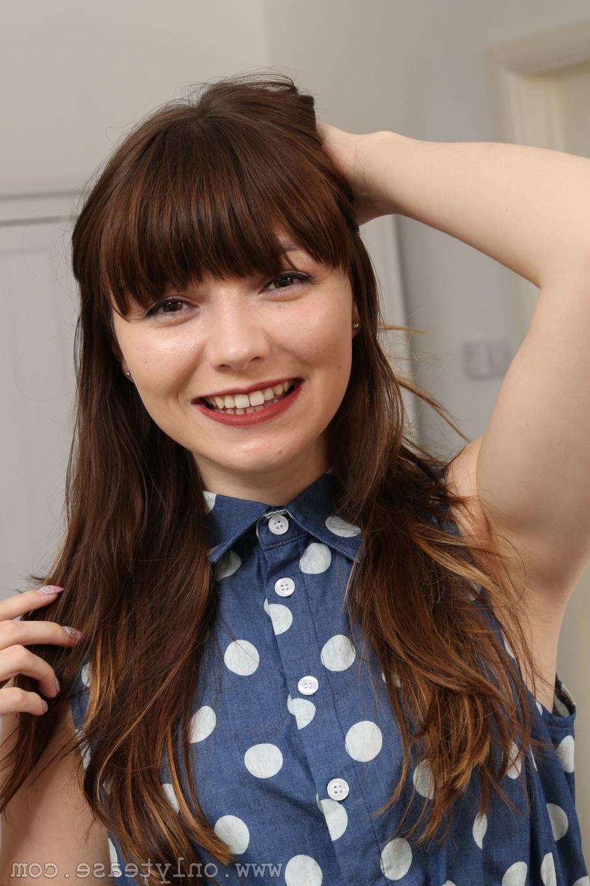 20P La jeune Helen G enlève sa robe à pois et pose en lingerie noire et sous-vêtements rouges.