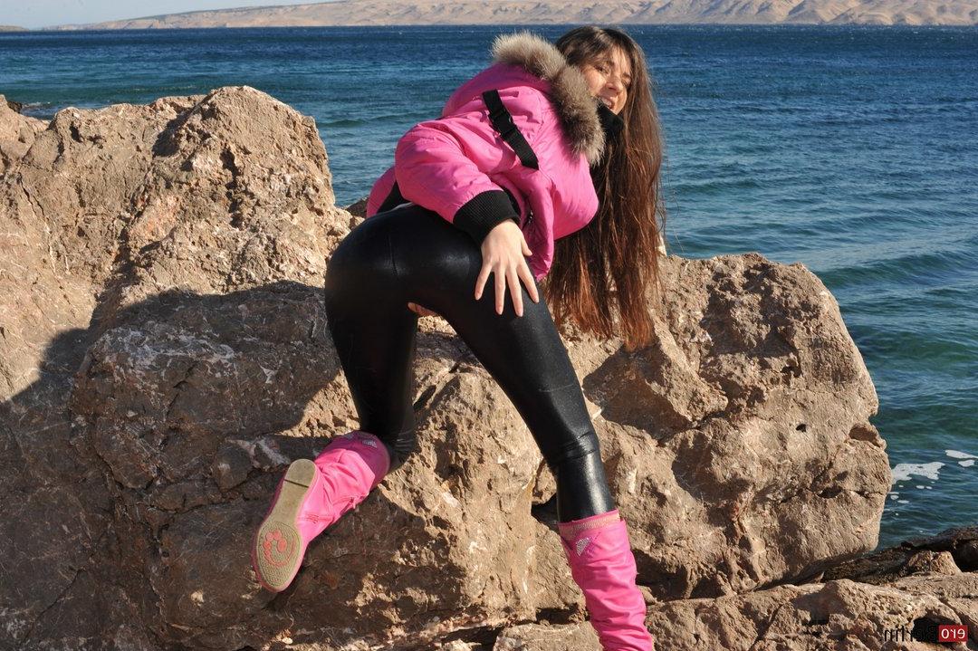 11P Sexy garota solo Karina L descobre peitos e bunda ao longo da costa croata