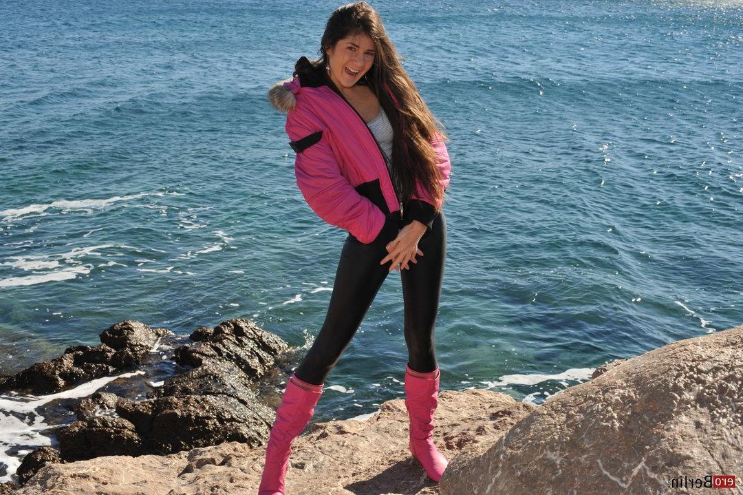 11P Sexy garota solo Karina L descobre peitos e bunda ao longo da costa croata