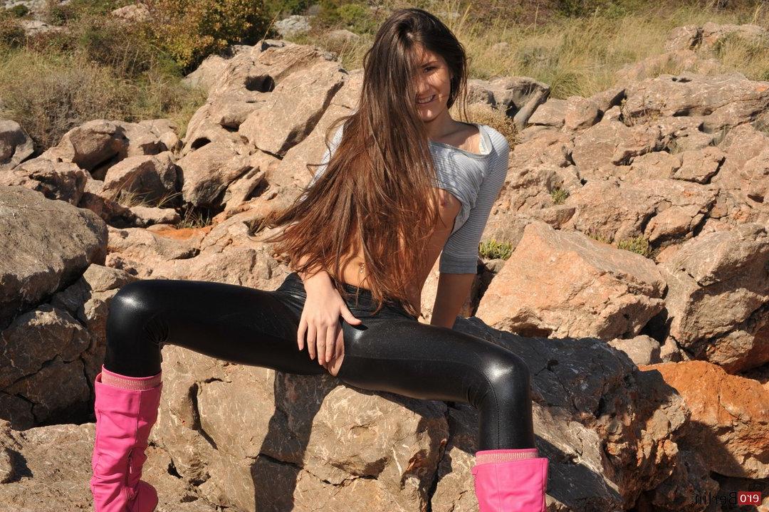 11P Sexy garota solo Karina L descobre peitos e bunda ao longo da costa croata
