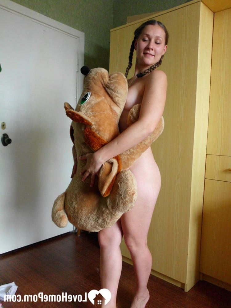 20P Amateur desnuda muestra sus pequeñas tetas mientras juega con su osito