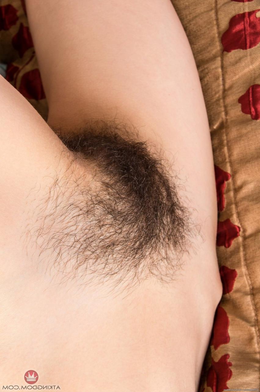 20P A adolescente amadora gostosa Liza James mostra sua vulva peluda em várias posições