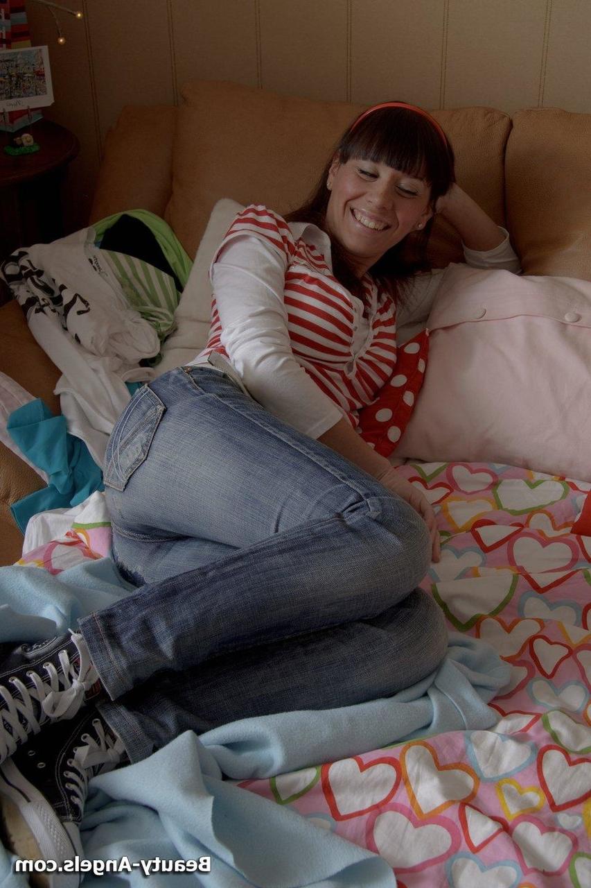 15P A adolescente morena Era abaixa seus jeans desbotados antes de se masturbar na cama