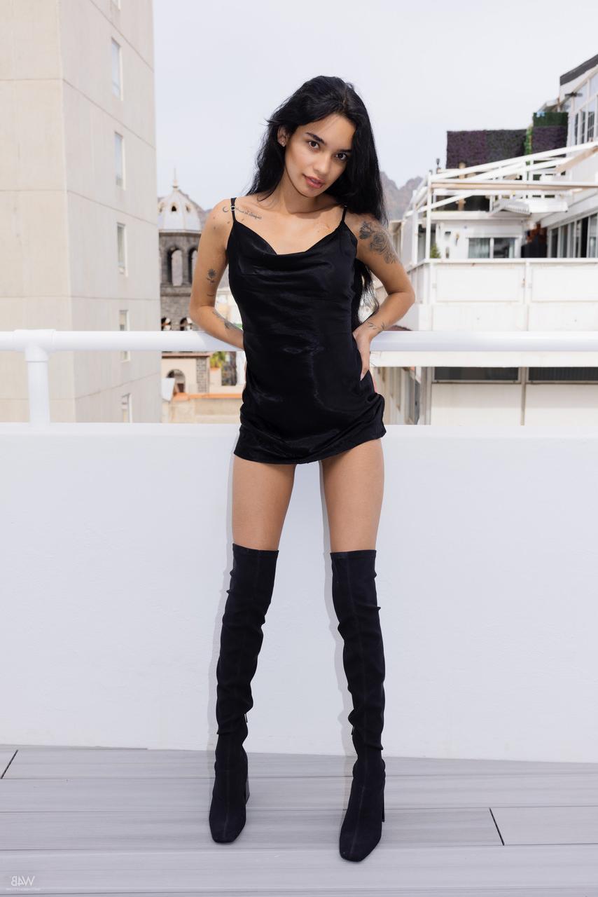 20P Das magere Babe in Stiefeln Dulce spielt auf ihrem Bett mit einem Dildo an ihrer rasierten Muschi