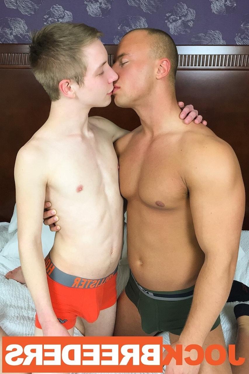 15P Le minet Kyle Evans suce et baise la bite du bodybuilder gay Dustin Tyler