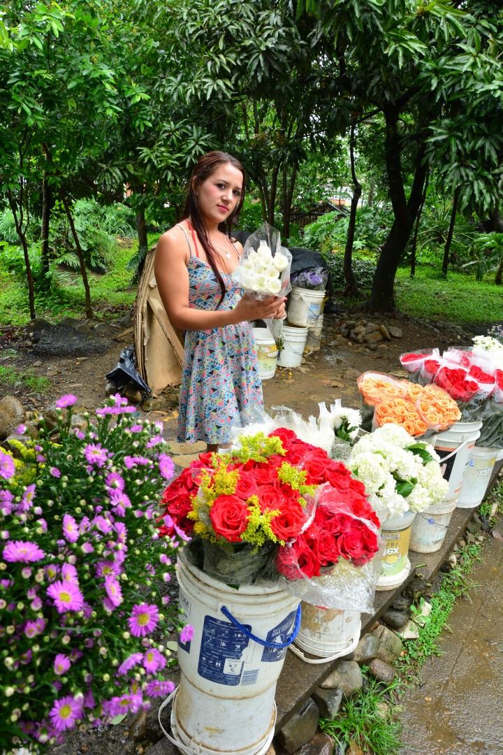 17P A florista latina inocente se despe e abre a bunda com desejo