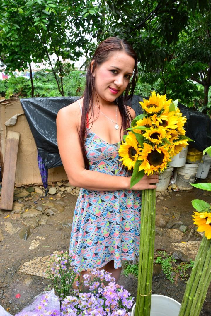 17P A florista latina inocente se despe e abre a bunda com desejo