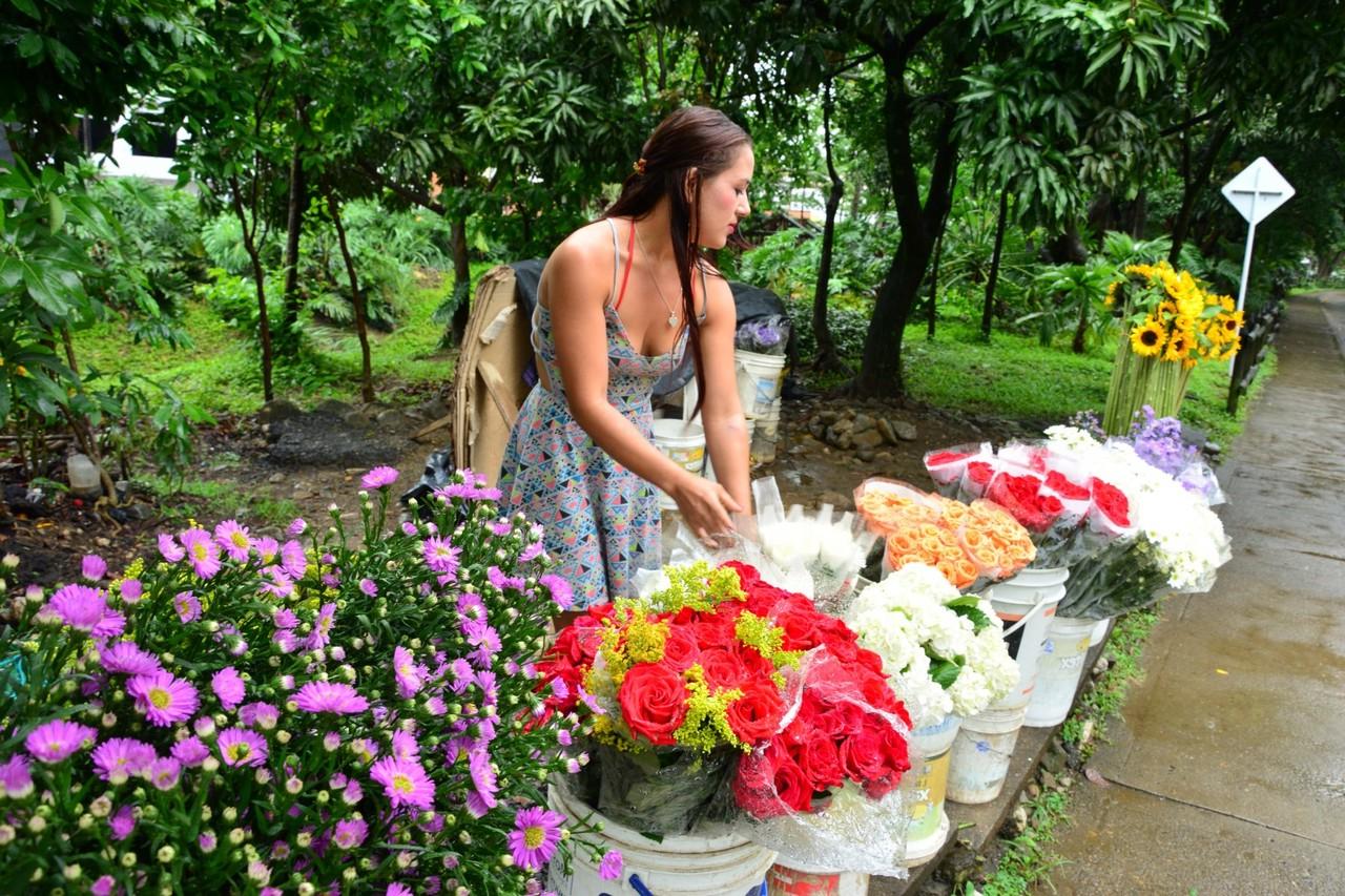 17P A florista latina inocente se despe e abre a bunda com desejo