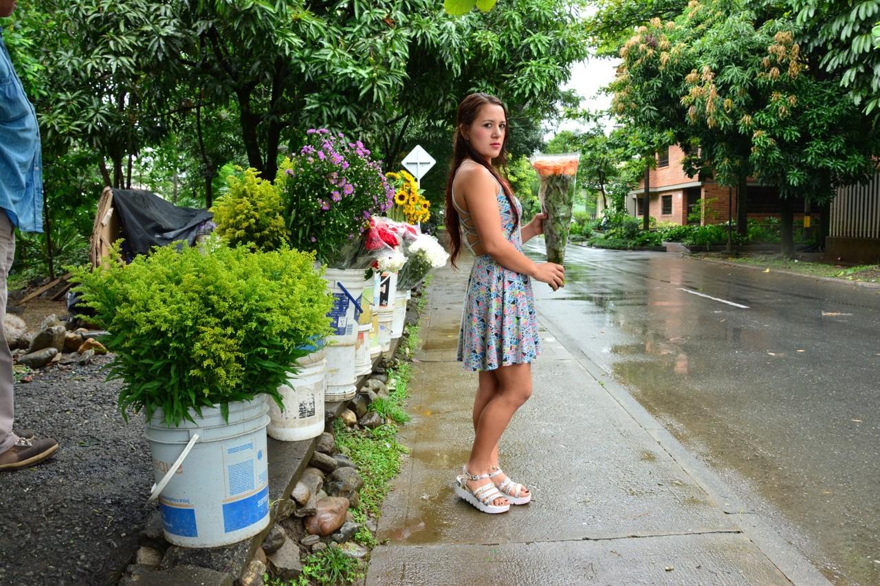 17P A florista latina inocente se despe e abre a bunda com desejo
