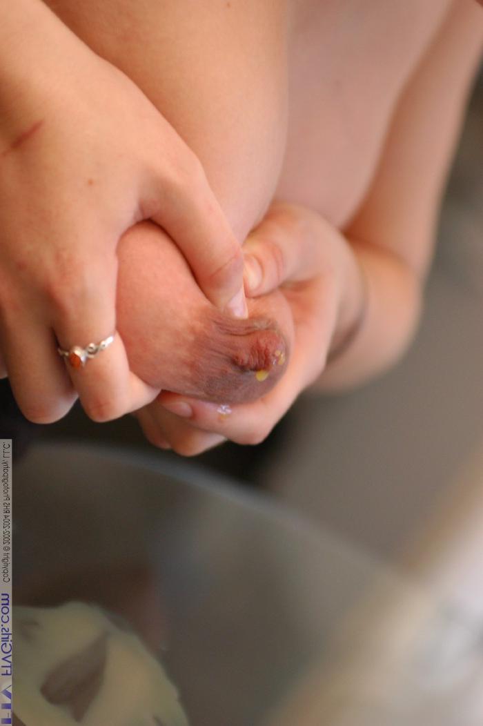 20P A esposa grávida Violet expõe seus grandes beliscões e os ordenha após a masturbação