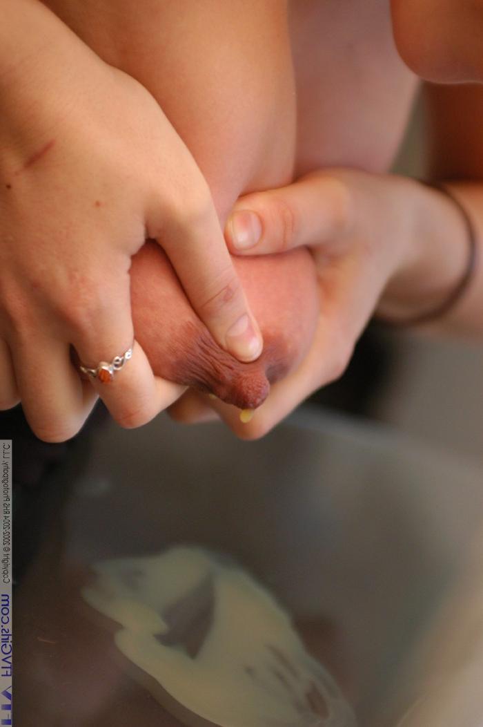 20P A esposa grávida Violet expõe seus grandes beliscões e os ordenha após a masturbação