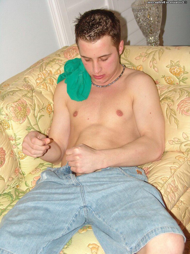 20P El guapo moreno gay Tommy se desnuda y muestra su gran polla y su culo