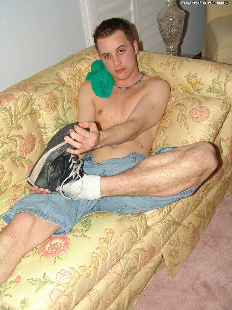 20P El guapo moreno gay Tommy se desnuda y muestra su gran polla y su culo