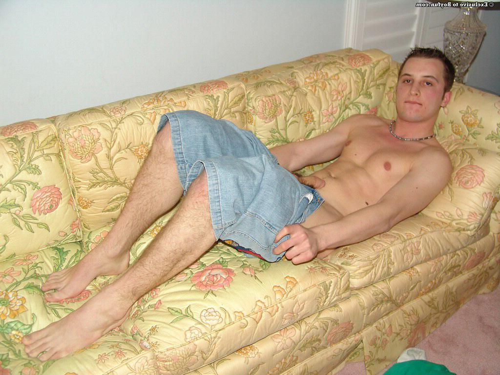 20P El guapo moreno gay Tommy se desnuda y muestra su gran polla y su culo