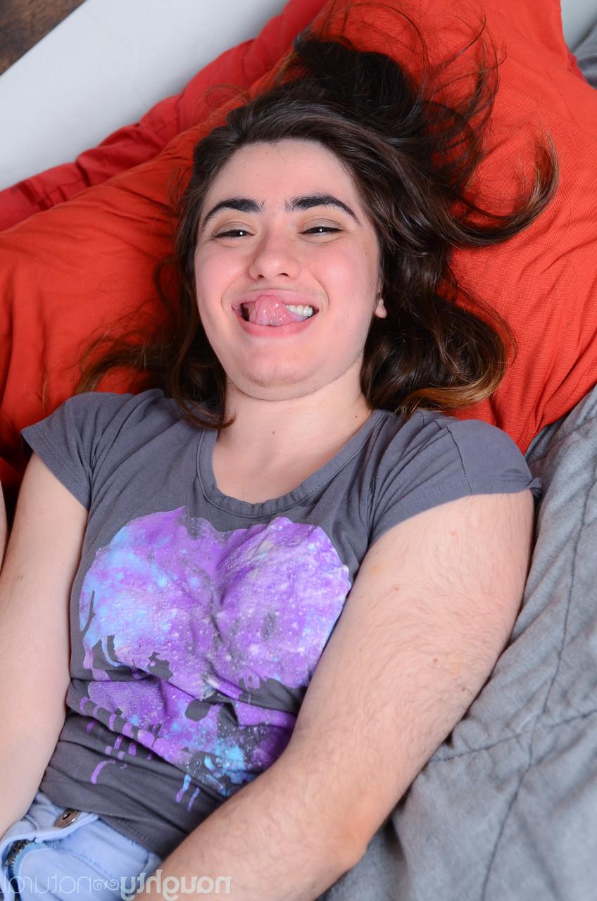 20P A gata peluda Kisa Fae se despe e brinca com sua vagina super peluda