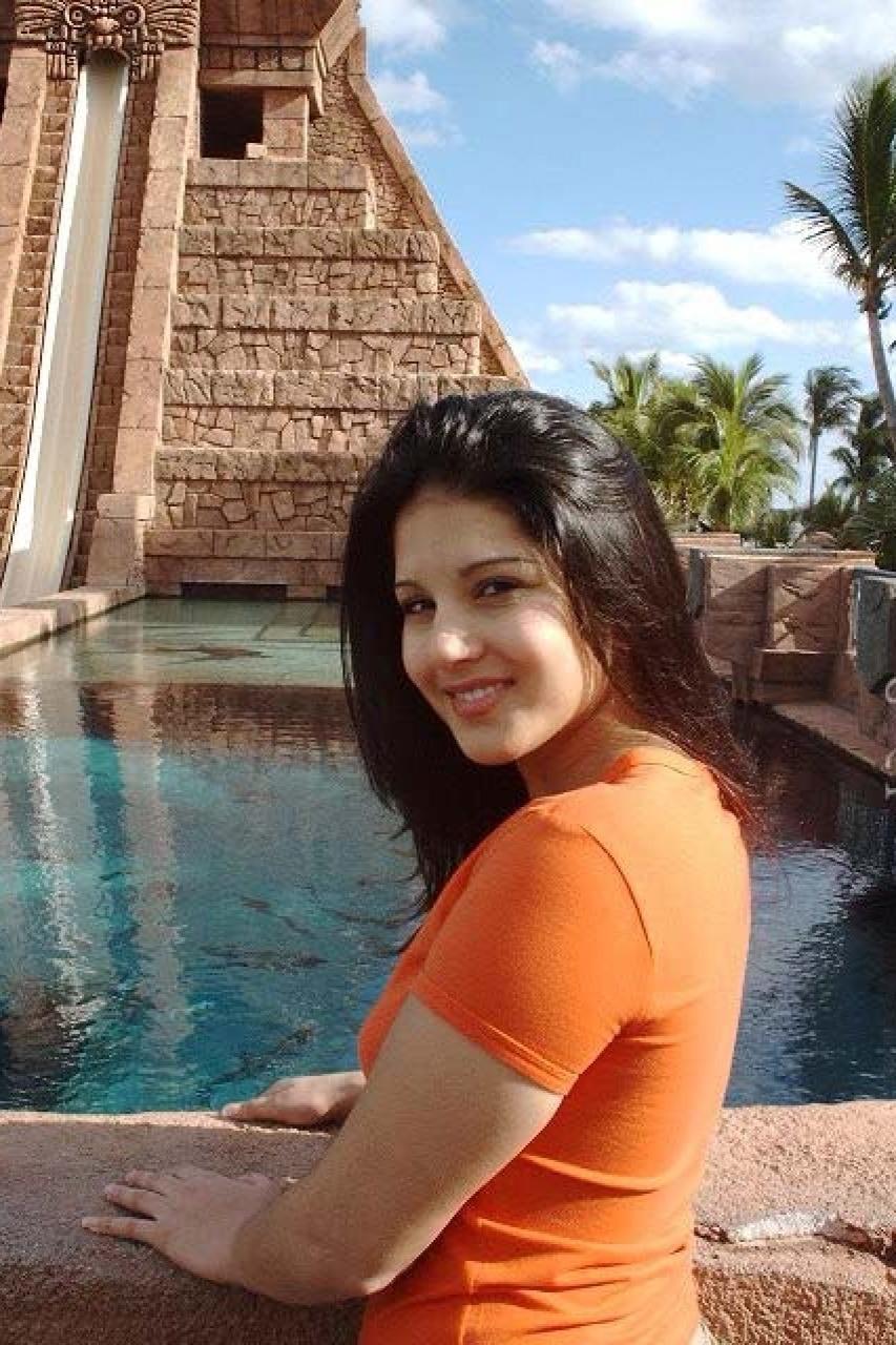 11P A garota indiana solo Sunny Leone mostra os peitos antes de deslizar o short na bunda