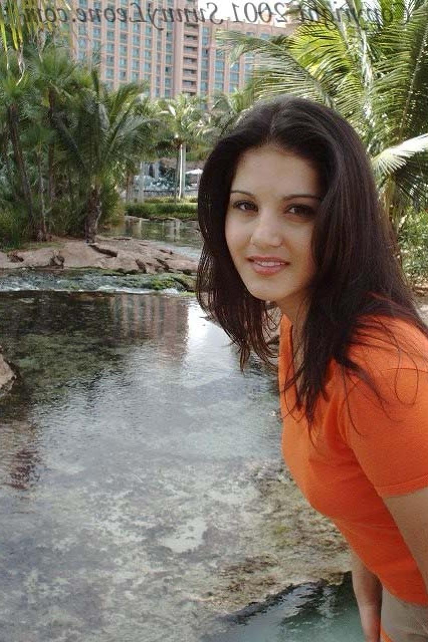 11P A garota indiana solo Sunny Leone mostra os peitos antes de deslizar o short na bunda