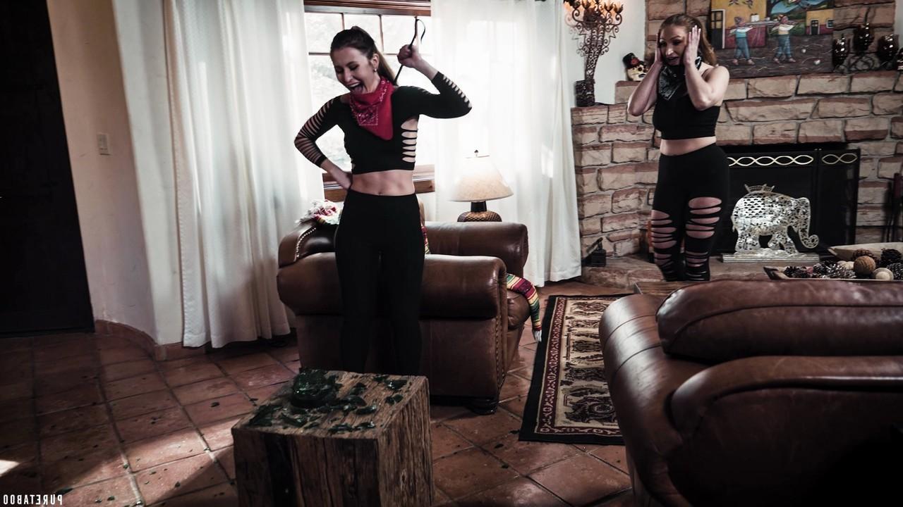 20P As lésbicas safadas Paige Owens e Skylar Snow se masturbam juntas e fodem