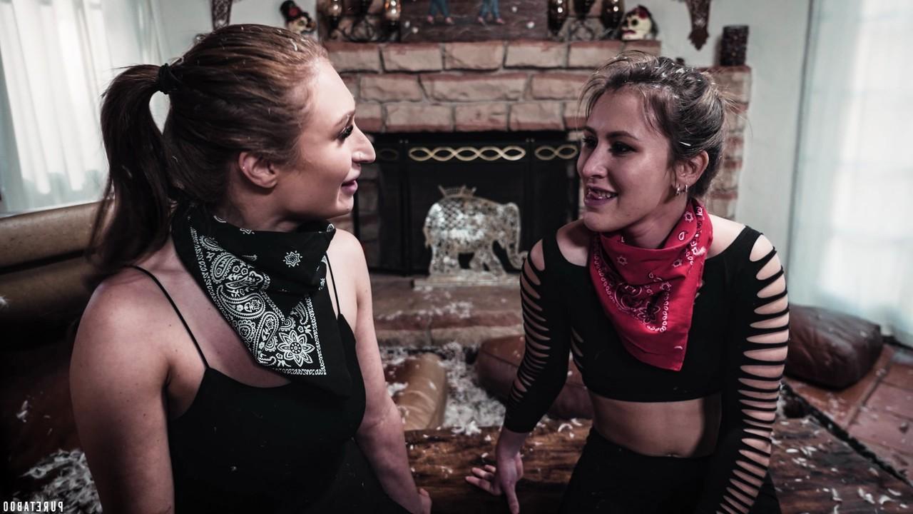 20P As lésbicas safadas Paige Owens e Skylar Snow se masturbam juntas e fodem