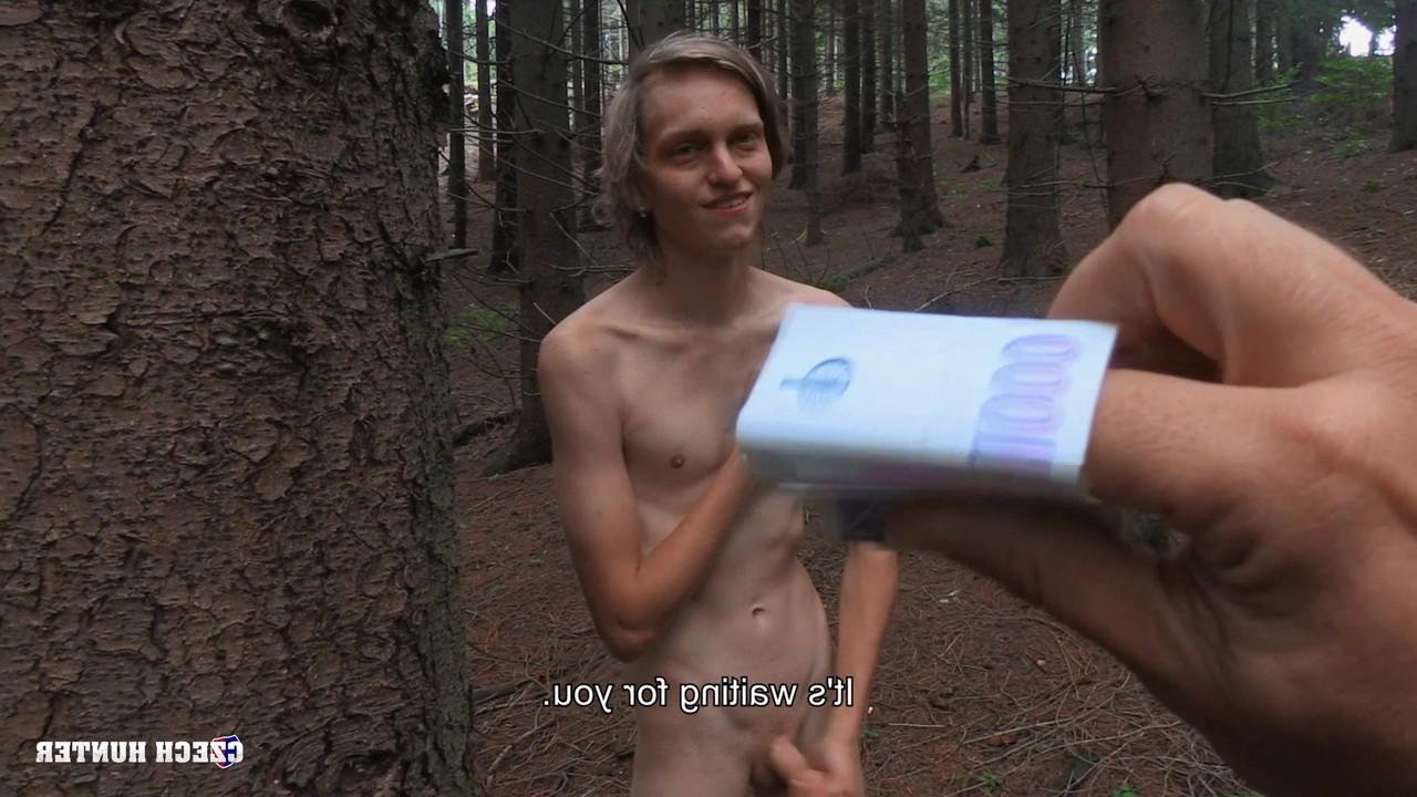 20P Cara magro chupa o pau de um caçador de pornografia gay e fode na floresta por dinheiro