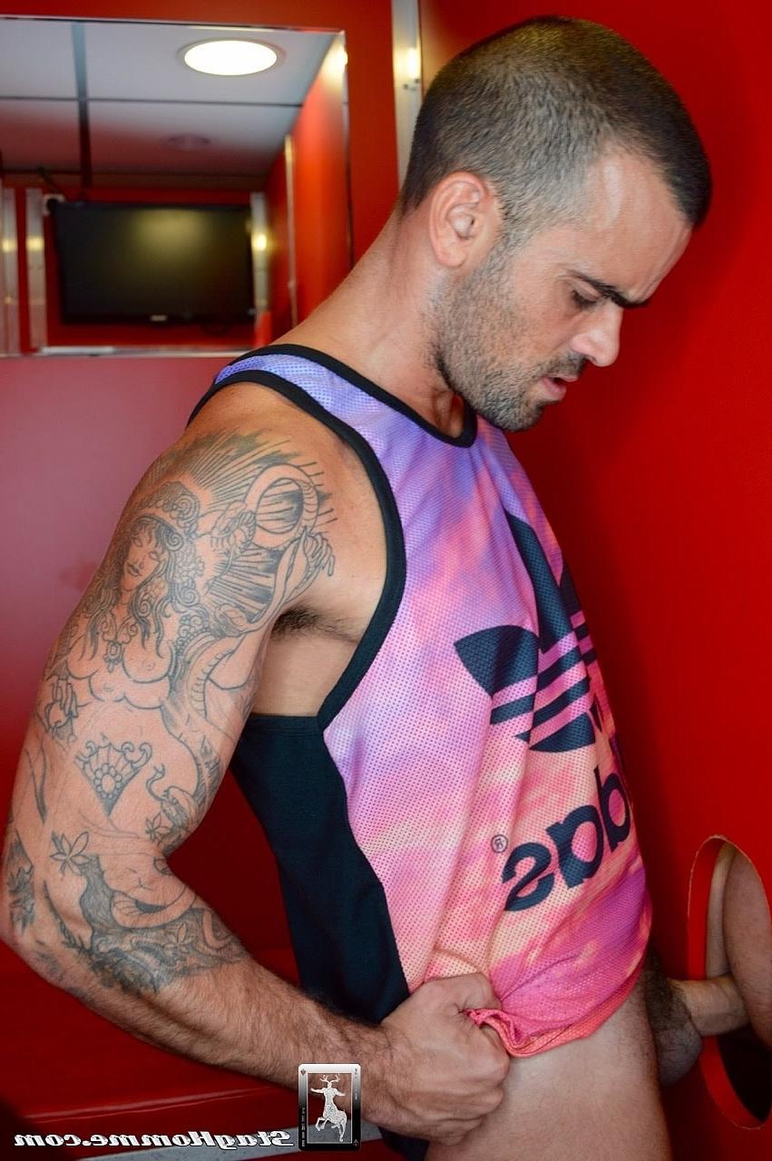 20P O gay gostoso Damien Crosse fode um traseiro grande através de um buraco de glória