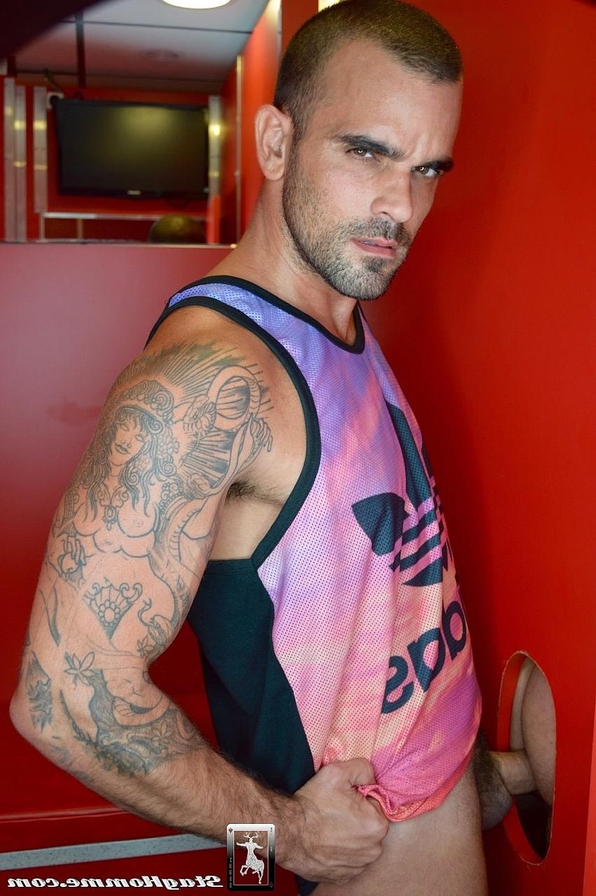 20P O gay gostoso Damien Crosse fode um traseiro grande através de um buraco de glória