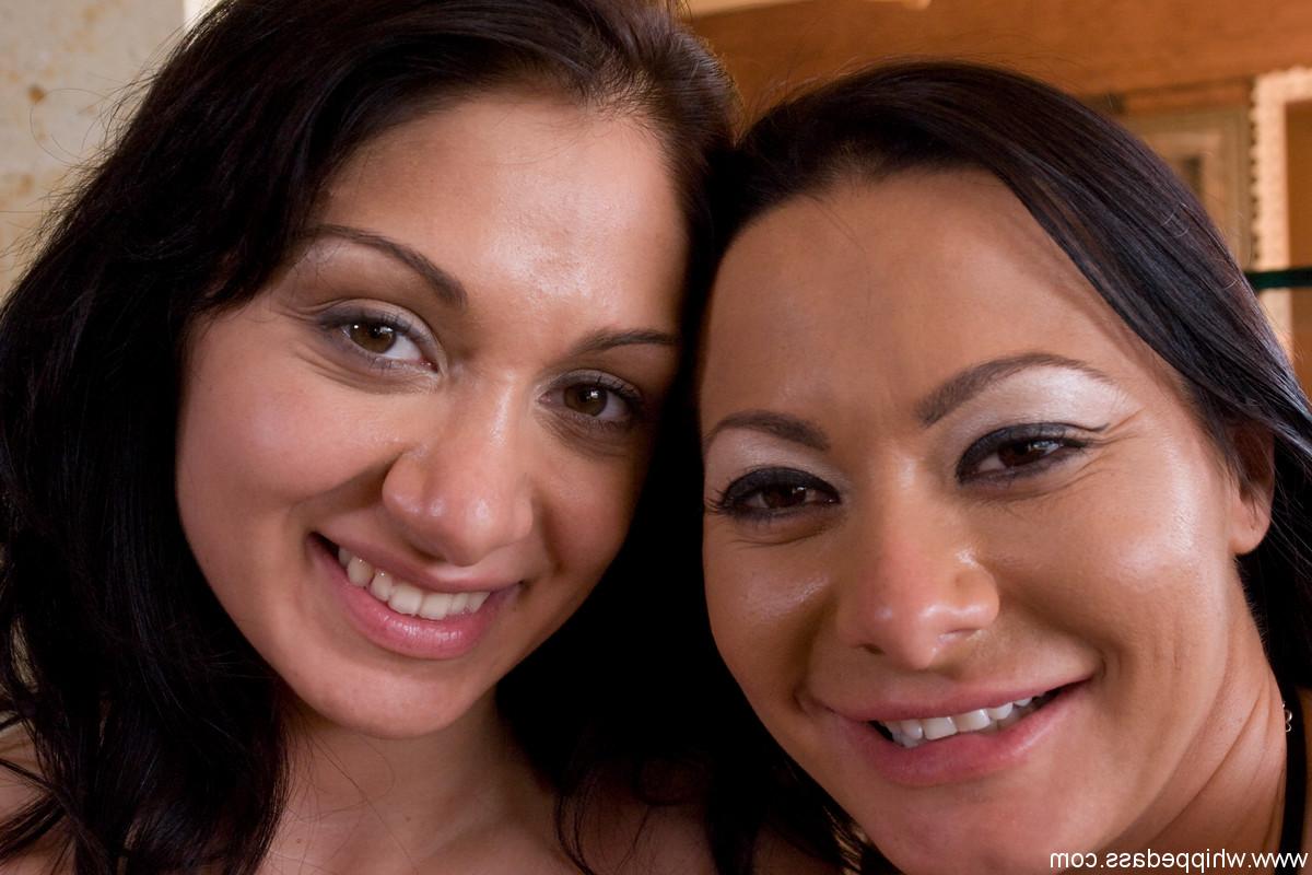 20P A lésbica Sandra Romain faz sexo com strapon doggystyle com sua namorada submissa
