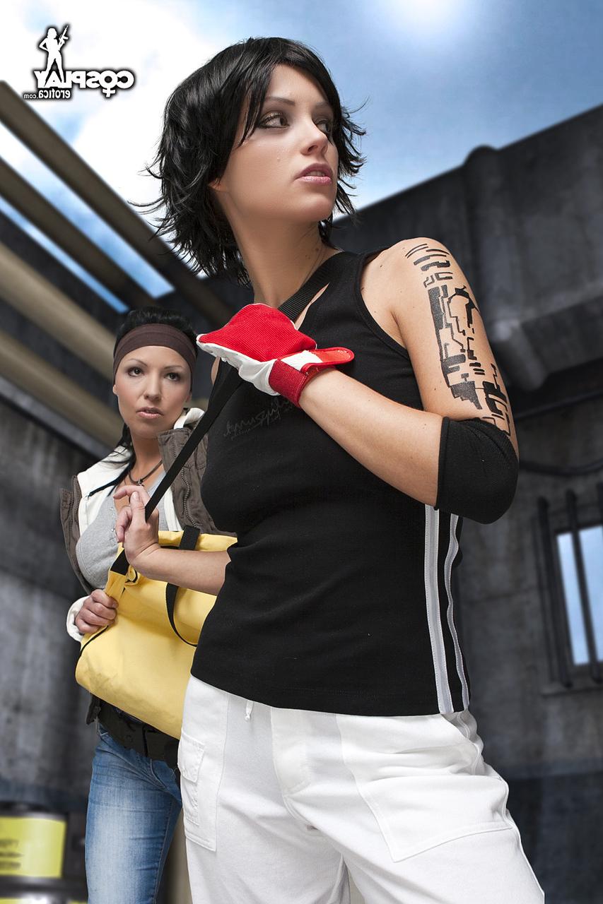 12P Des cosplayeuses lesbiennes se caressent les seins fermes dans un décor industriel